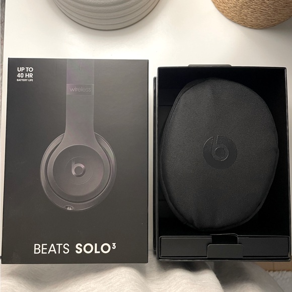 Beats Solo3 Wireless Headphones (like new) - Picture 5 of 12